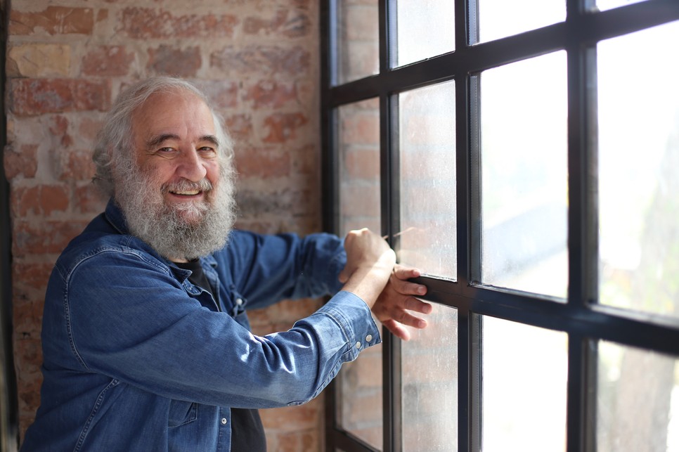 Mérő László úgy véli, a stand-up előadás műfaja különbözik az akadémiai előadástól, de egyedi élményt nyújt számára ez a fajta szereplés is