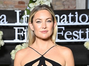 Kate Hudson szexi kivágott ruhájától leesik az állad