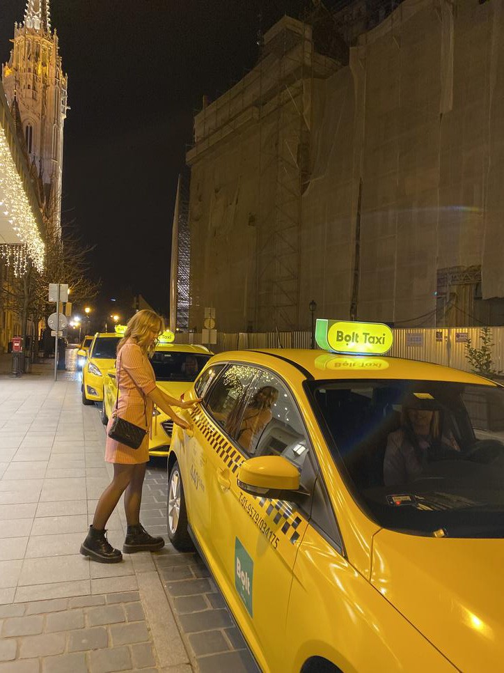 A BOLT taxitársaság női sofőrökkel repítette a Hilton Budapest szállodában készülő jelölteket a Millenárisra, a gála helyszínére