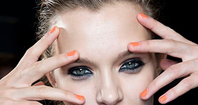 Sárga és piros körömlakk nyárra