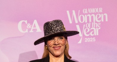Igen, ez a nő itt tényleg Tóth Vera: az énekesnő káprázatos ruhában érkezett a GLAMOUR Women of the Year pink szőnyegére