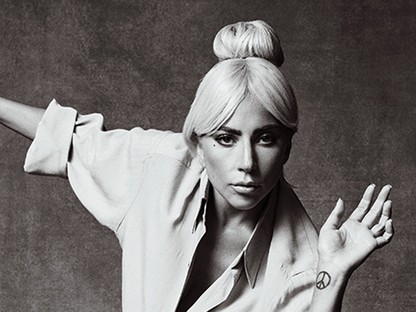 Ebből biztosan mém lesz: Lady Gaga mindent csinál ezzel a székkel csak azt nem, amire gondolsz