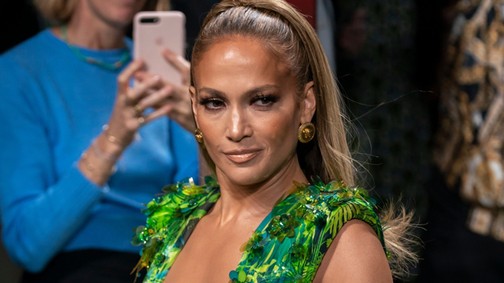 Igen, Jennifer Lopez megmutatta az ikonikus-botrányos Versace ruhájának a sportos változatát