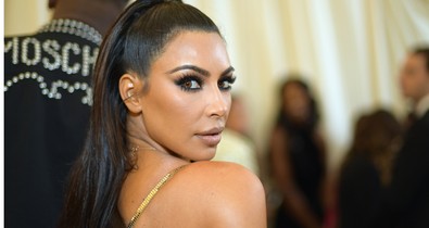 Kim Kardashian letolt nadrággal, csupasz fenékkel pózol új címlapján