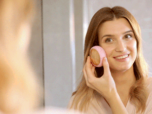 Ha te is unod az időigényes arcpakolásokat, akkor a FOREO UFO okos arcmaszk készüléket neked találták ki