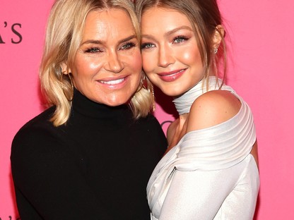 Gigi és Bella Hadid 55 éves édesanyja fehérneműs fotójával lányait is lekörözi