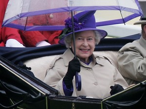 Senkinek nincs olyan menő esernyőgyűjteménye, mint Erzsébet királynőnek