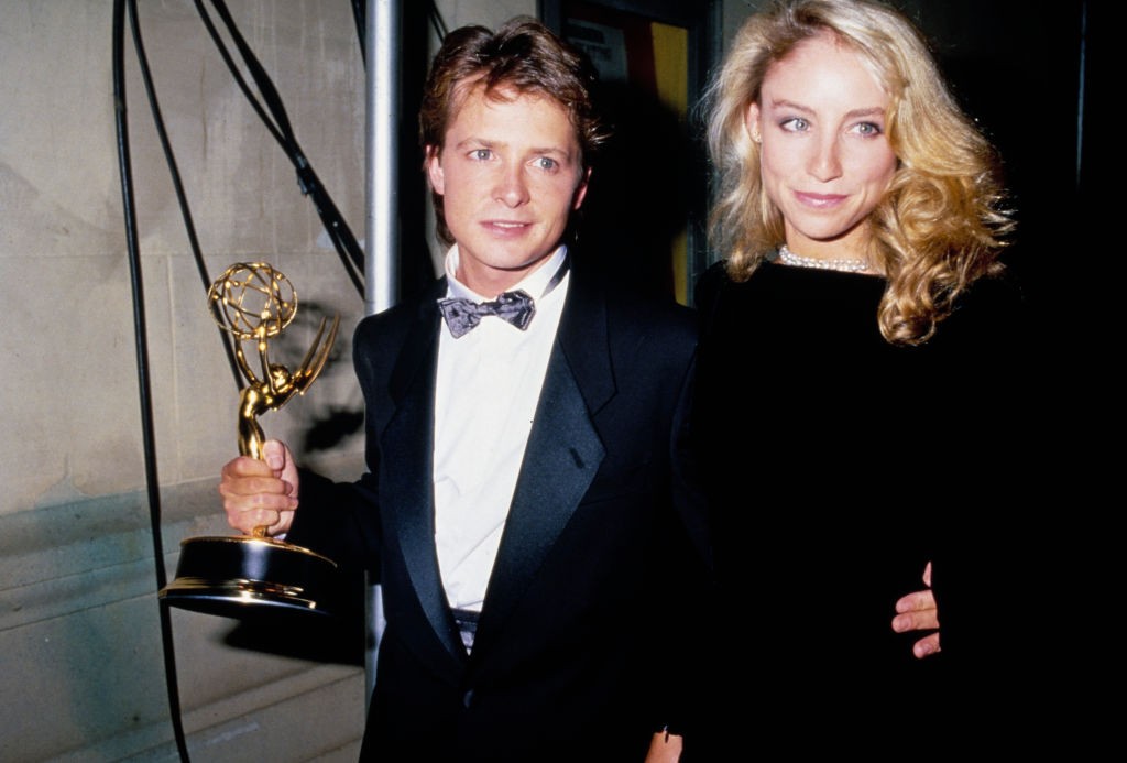 Egy hatalmas szakmai mérföldkő 1987 szeptemberéből, amikor Michael J. Fox büszkén pózolt a rangos Emmy-díjával. A színész a Családi kötelékek (Family Ties) című vígjátéksorozatban nyújtott zseniális alakításáért vehette át a legjobb férfi főszereplőnek járó elismerést. Oldalán gyönyörű partnernője, Tracy Pollan.