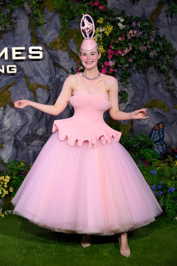 Elle Fanning különleges ruhában és avantgárd kalapban érkezett a londoni eseményre.