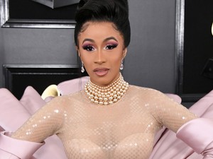Cardi B ruhájától megáll az eszed: egy kinyíló virágnak öltözött a vörös szőnyegen