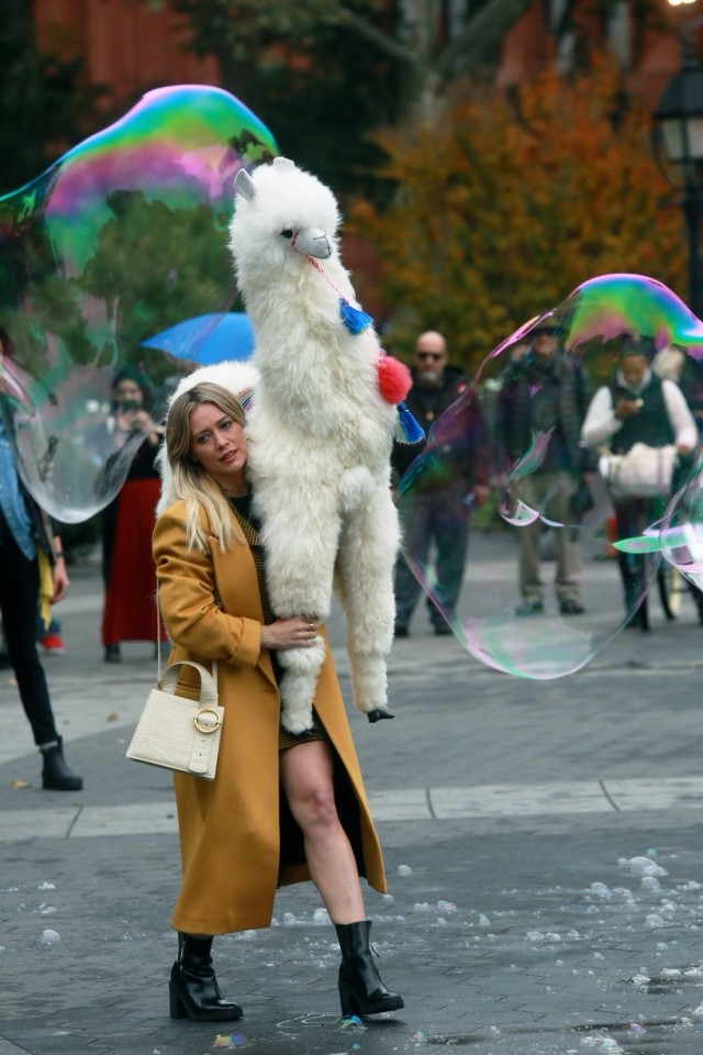 Hilary Duff imádnivaló őszi szettben forgatja már az új Lizzy McGuire sorozatot