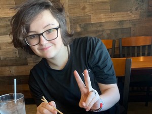 Megöltek egy 16 éves nembináris gimnazistát a társai, az iskola mosdójában verték halálra