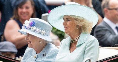 Kamilla királyné Erzsébet királynő nyomdokaiba lépett: így még sosem láthattuk őt