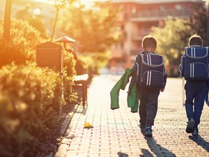 Látom a karikás szemeiket, a kis rendezetlen arcocskáikat, és biztosan tudom, hogy esélyem sem lesz a kettes szorzótáblát megtanítani nekik - a korai iskolakezdés élettani hatásai