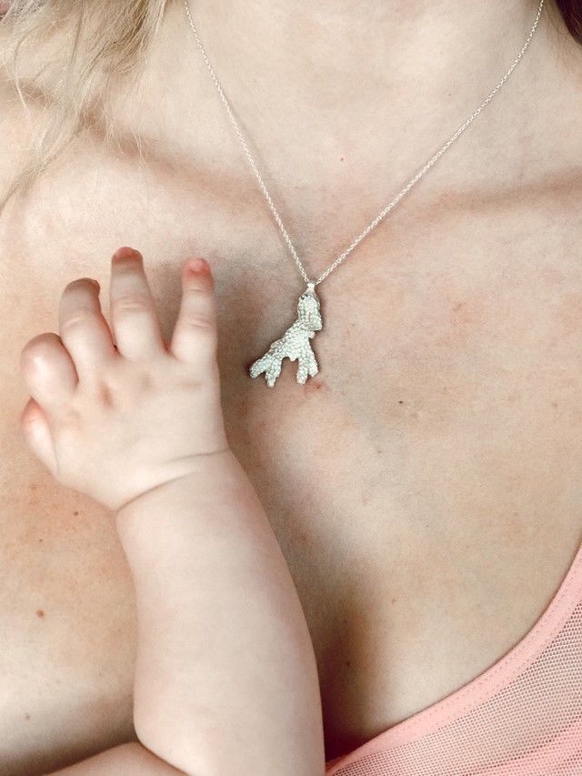 Marge még szoptatás közben is trendi szettet visel