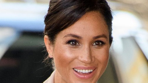 Meghan Markle gyönyörű kontyban, és a világ legdrágább szettjében ment színházba