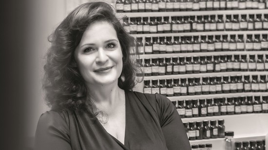 Egy évszázadok óta férfiak uralta szakmában egy női parfümőr hátrányból indul - beszélgetés Minya Viktróriával