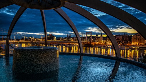 Fürdőzés, gasztronómiai csodák és élő koncert: íme a tökéletes szilveszteri program!