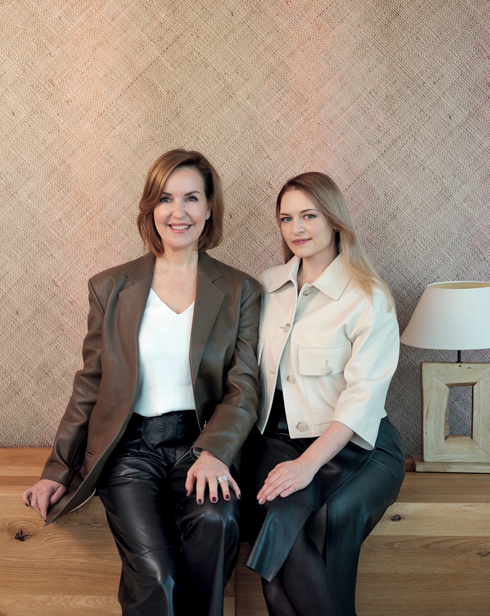 Judit: Bőring és nadrág AERON, Selyemtop MASSIMO DUTTI / Flóra: Vegánbőr miniblézer HÖGL