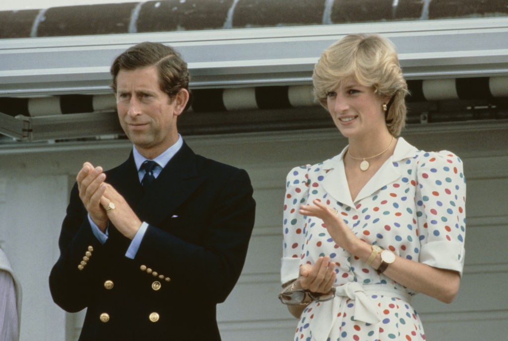 Első fiuk megszületése után Károly herceg egy édes arany medált ajándékozott Diana hercegnének, amelybe a „William” név volt belevésve. Diana ezt viselte ezen az 1983-as lovaspóló mérkőzésen is.