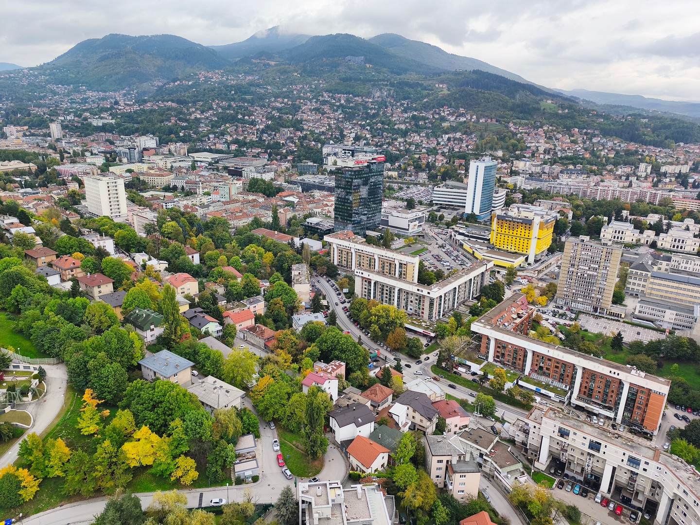 Szarajevó látképe a hegyek ölelésében, ahol a múlt és a jelen folyamatos párbeszédben él.