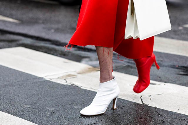 Nő felemás cipőben