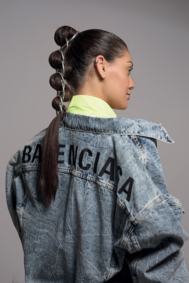 Próbálj ki egy elképesztően innovatív formavilágot! Bár elsőre rendkívül bonyolultnak tűnhet ez a fémkarikákon átbújtatott dizájn, csupán egy kis gyakorlással akár magadon is elkészítheted! Kapd fel hozzá a legmenőbb farmerdzsekid, és kész is az igazi stílusikon!