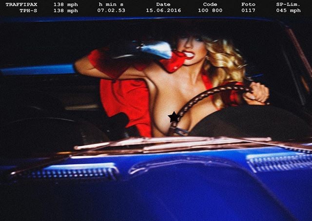 Charlotte McKinney topless Tony Kelly fotóalbumában