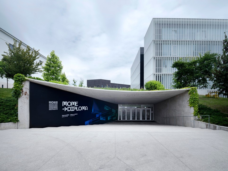 MOME Textil- és divattervező szakos végzőseinek kollekcióit a MOME Fashion Show keretében muztatják be. Az esemény a Budapest íCentral European Fashion Week side eventje