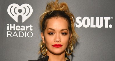 Rita Ora a legszexibb fehérneműkben tekereg