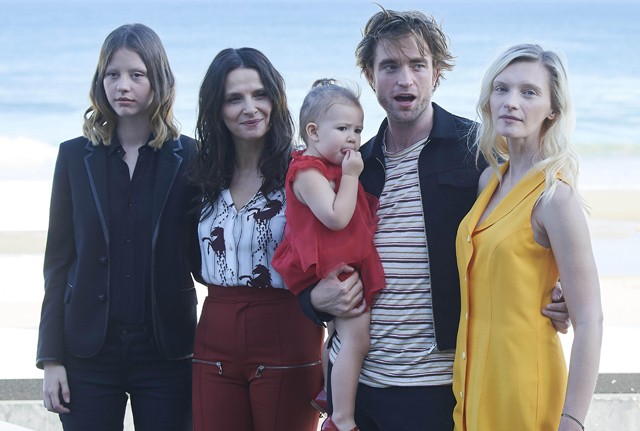 A High Life bemutatóján Robert Pattinson és Mia Goth