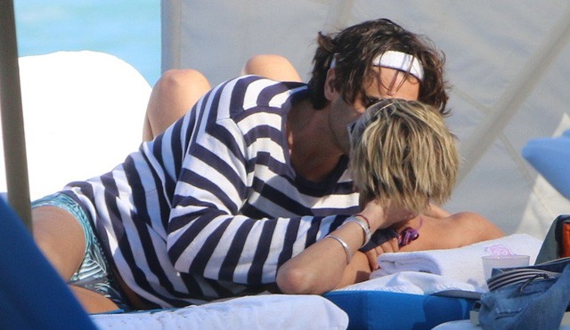 Sharon Stone és párja csókolóznak