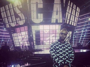 Magyar divatsiker! Magyar divattervező ruhájában vette át az MTV díját a rendező