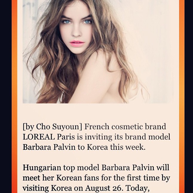 Palvin Barbi büszkén mutogatja koreai meghívóját.