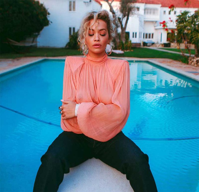 Rita Ora melltartó nélküli viseli a gálázós szerelését