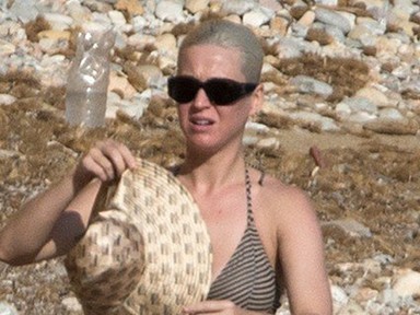 Katy Perry bikinis fotói bizonyítják, hogy ő egy IGAZI NŐ