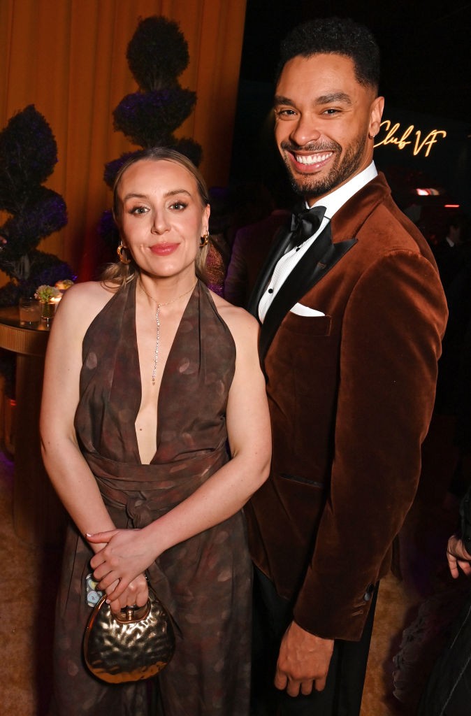 Regé-Jean Page (Simon Basset) 2019 óta él boldog párkapcsolatban a szabadúszó szövegíró Emily Brownnal. A magánéletüket féltve óvják a nyilvánosság elől, de 2021 óta számos eseményen, többek között a 2025-ös Vanity Fair Oscar Party-n is elcsípték őket együtt a fotósok.