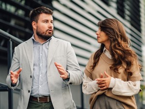 Csendes lélekgyilkosság a munkahelyen: 6 mérgező mondat, amit soha többé ne hagyj szó nélkül