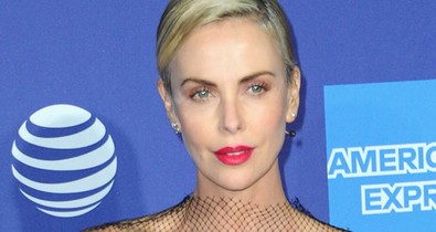 Charlize Theron a világ legkülönlegesebb neccruhájában egy igazi istennő