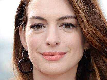 Annyira kockázatos egy ilyen szett, de Anne Hathaway-nek nem is állhatna jobban