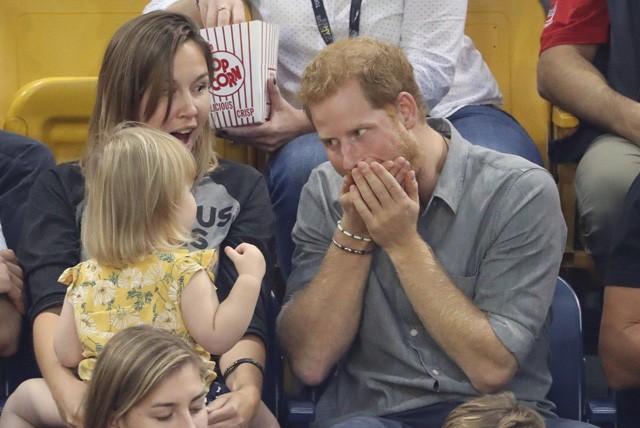 Ilyen viccesen grimaszolt Harry herceg, hogy felvidítson egy kislányt!