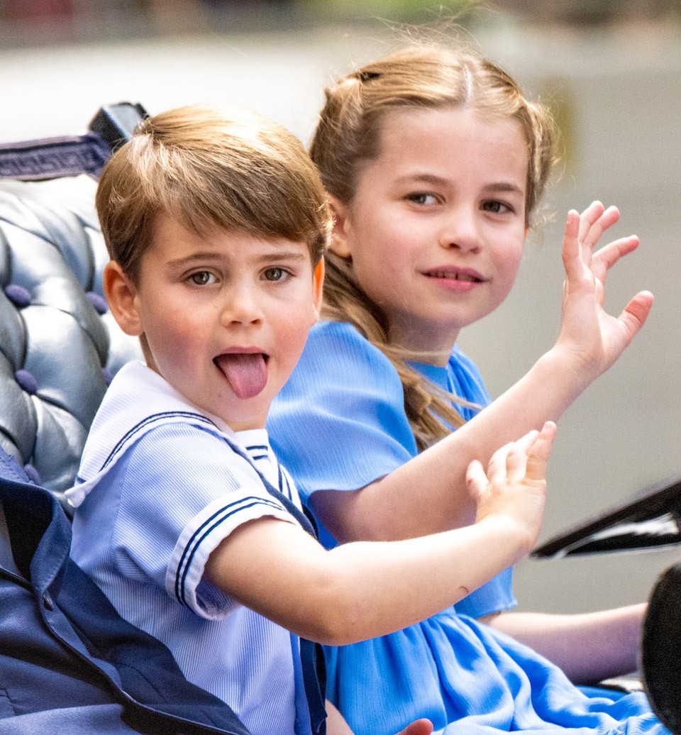  Lajos herceg és Sarolta hercegnő integetnek az ünneplőknek a katonai díszszemlén