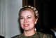 A felvétel az 1980-as években készült New Yorkban, amikor Grace Kelly már több mint két évtizede Monacóban élt hercegnéként. Aranyszínű ruhájában, elegáns fonott frizurájával és visszafogott sminkjével tökéletes példája annak, hogyan lehet méltósággal és természetes bájjal megöregedni. 