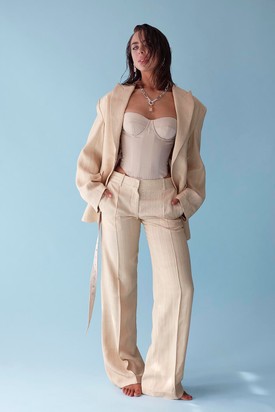 Ebben a tetőtől talpig bézs, fűzős szettben csak úgy árad belőle az elegancia és a nőiesség. / Blézer és nadrág H & M STUDIO, Míder ROKH H & M, Ezüst nyaklánc citrinmedállal és ezüst fülbevaló NILE ATELIER