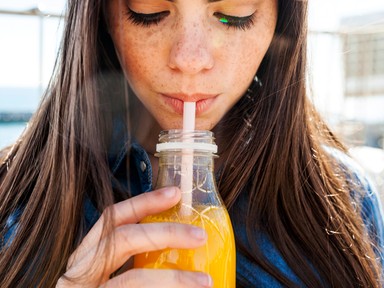 Ezért ne moss soha fogat, miután gyümölcslevet ittál