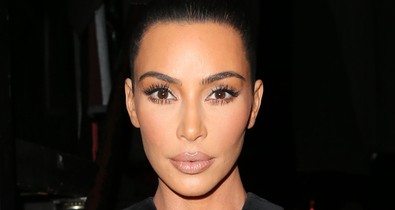 Kim Kardashian arany áttetsző fürdőruhája nem hagy semmit a képzeletre