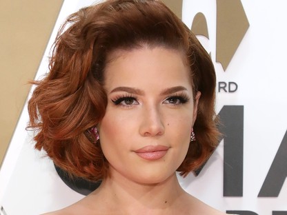 Halsey különböző korok trendjeit ötvözte, de a cicivillantás sem maradt el