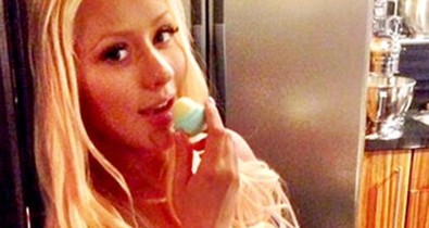 Christina Aguilera pocakja már nagyon kerek!