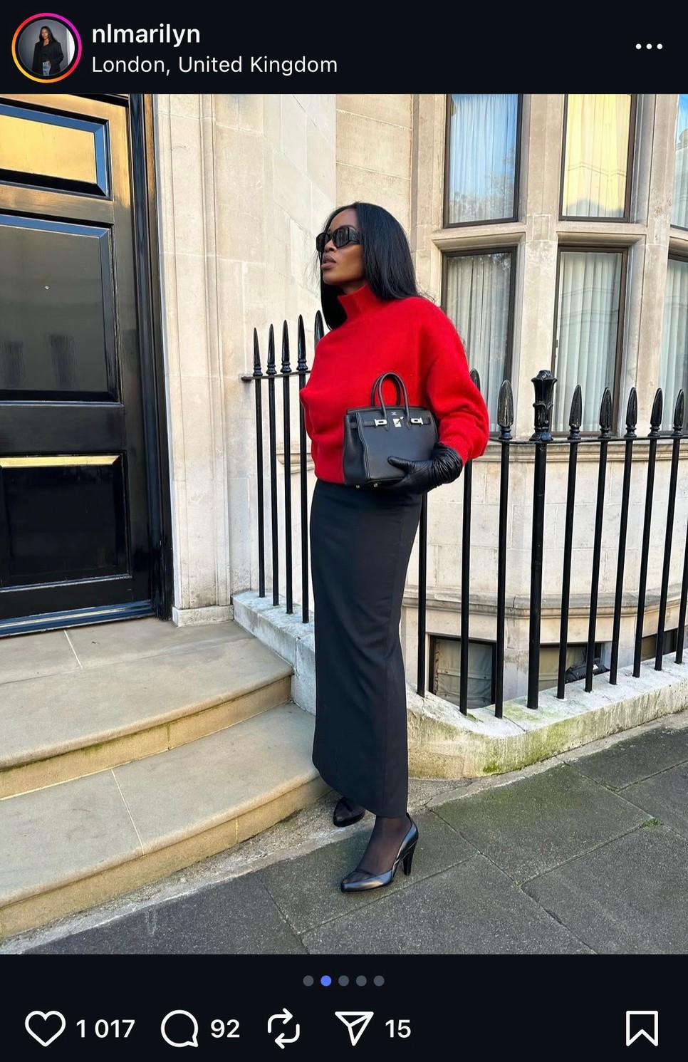 A piros pulóver és a maxiszoknya közös erővel bizonyítják, hogy a klasszikusok sosem mennek ki a divatból, és mindig a legjobb választást jelentik