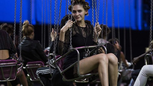 Nem hiszed el! A divatvilág rehabilitálta minden médiaceleb keresztanyját!